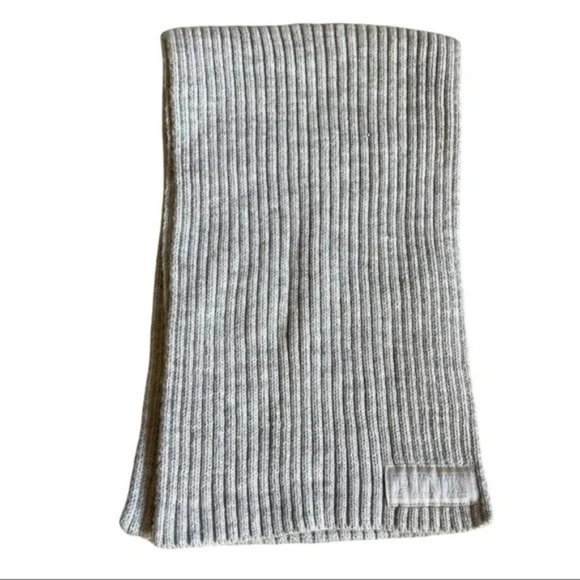NWT VS Pink Ribbed Gray Scarf - Picture 3 of 5